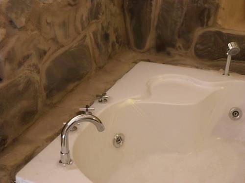 AkCave Suites & Resort