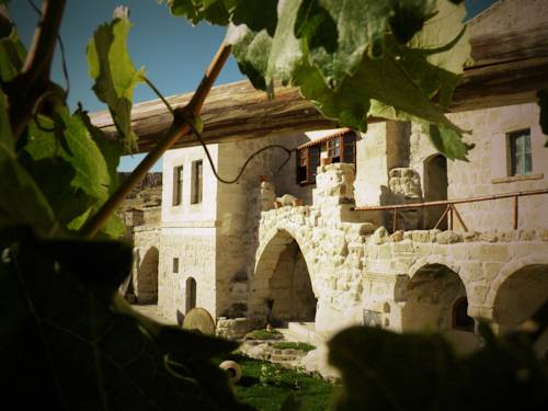 AkCave Suites & Resort