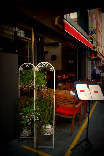 Casa Rosso Suites