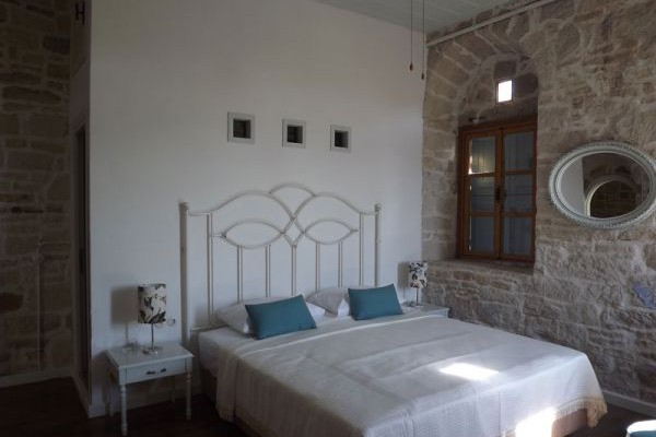 Eski Taş Otel Çeşme