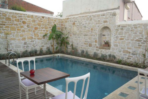 Eski Taş Otel Çeşme