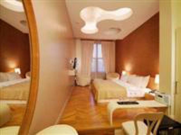 Lush Otel