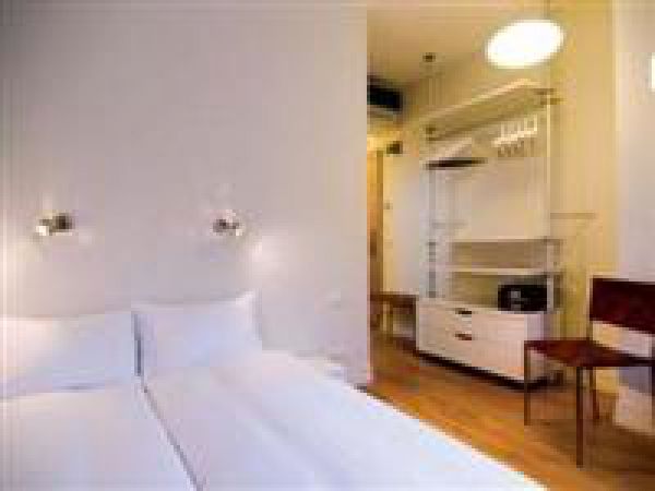 Lush Otel